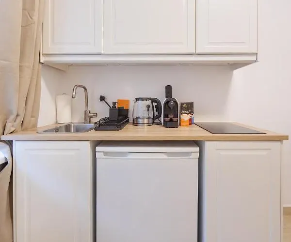 Apartment Market Compact Retreat *